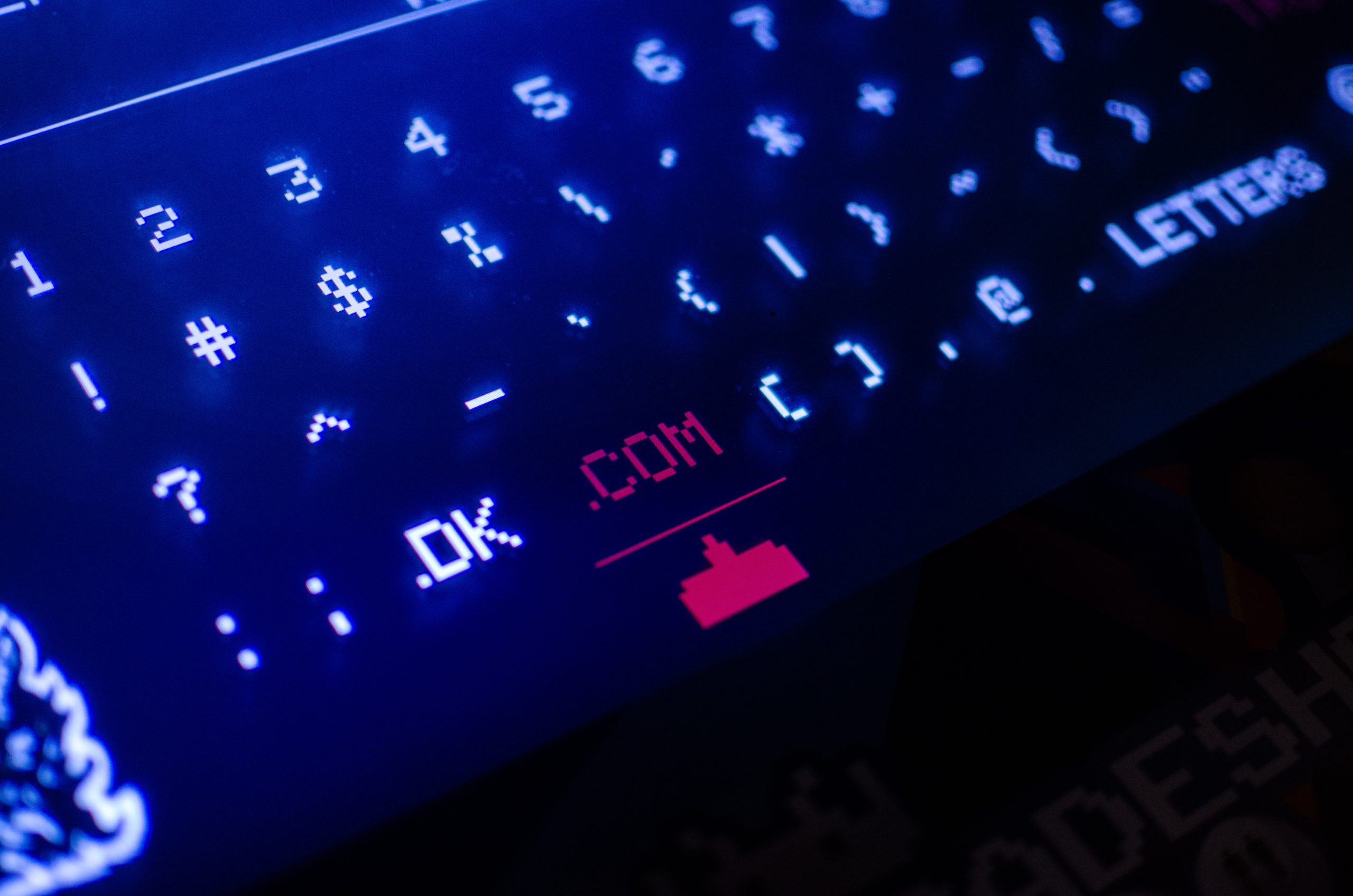 a digital keyboard that says .com in red